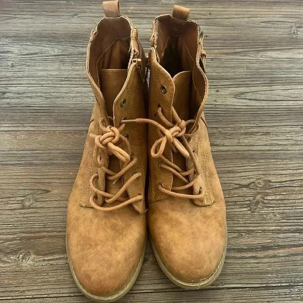 Women Boots size 8 1/2